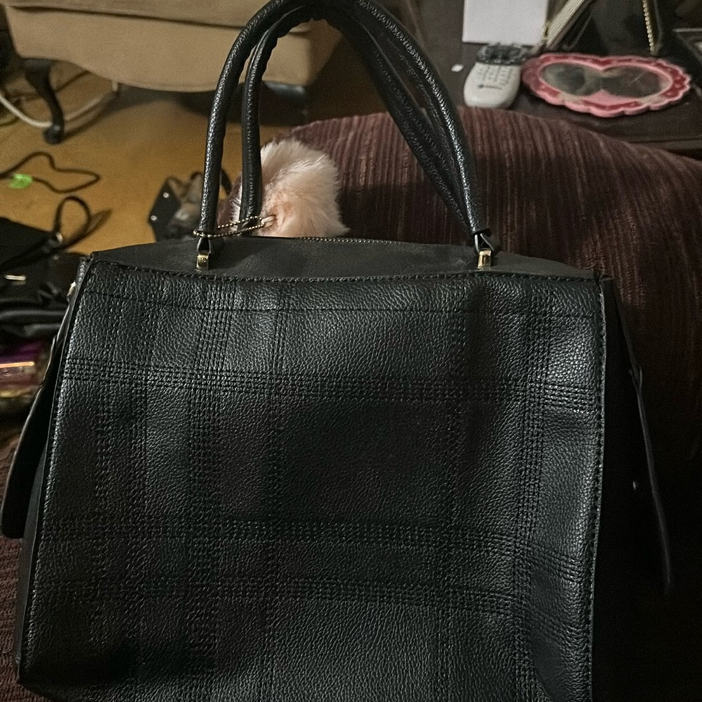 I am selling a crossbody purse.